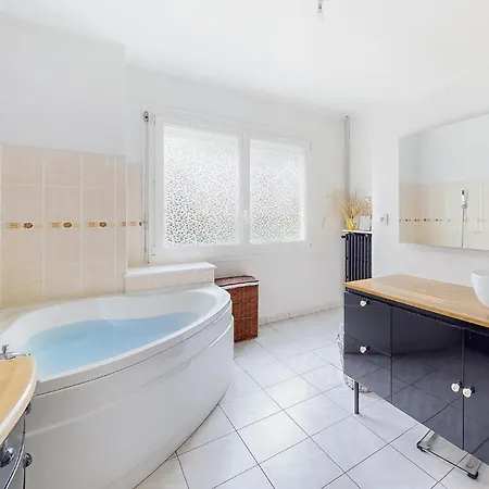 3 Bedroom Stunning In بيت للعطل Lanvaudan
